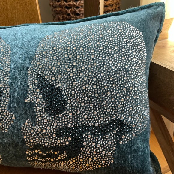 ๐Beautiful quality turquoise velvety feel lumbar pillow with sparkly skulls NWT - Picture 8 of 16